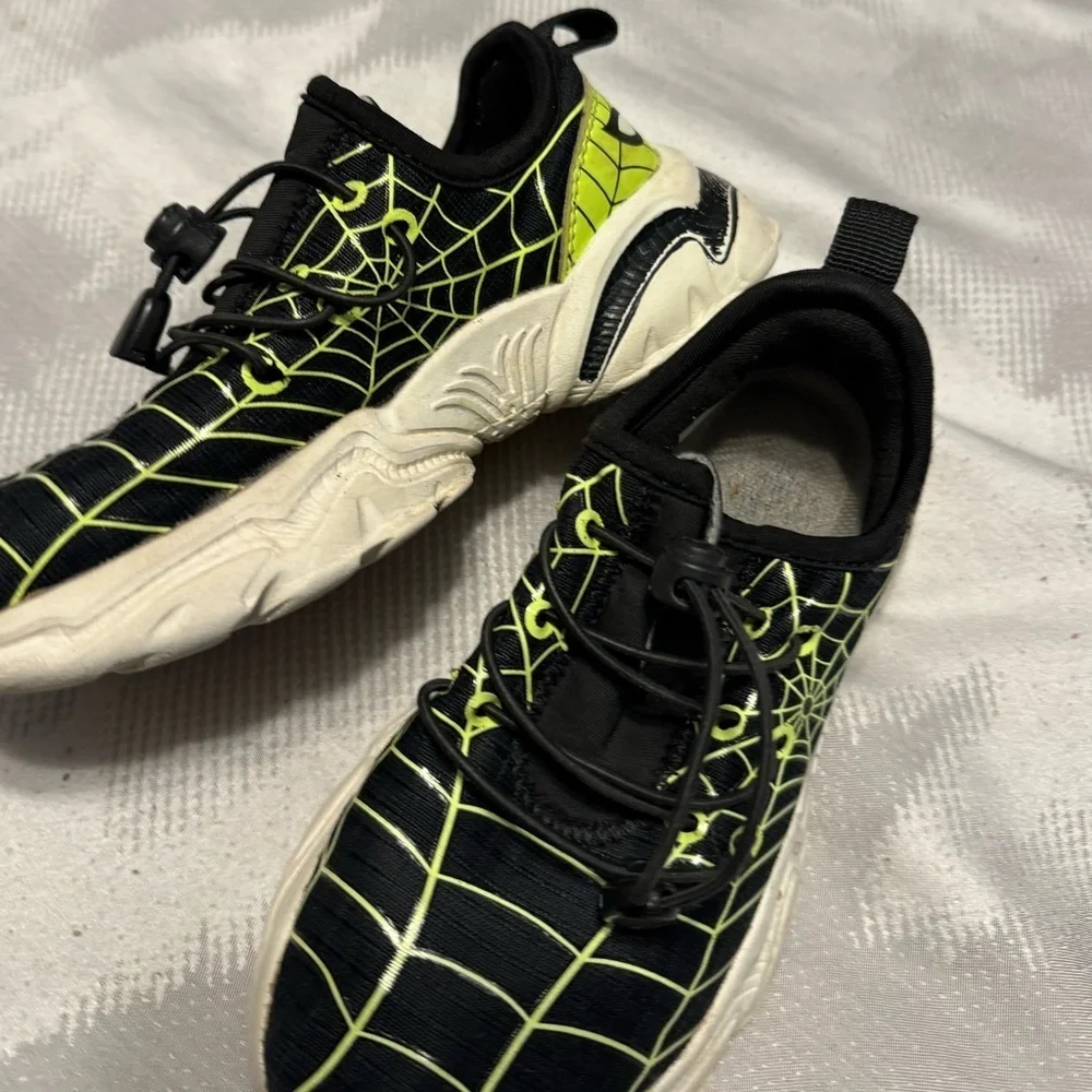 Boys 12.5 Spider sneaker’s. Stylish comfy durable. Great for every active kid! - Picture 8 of 13